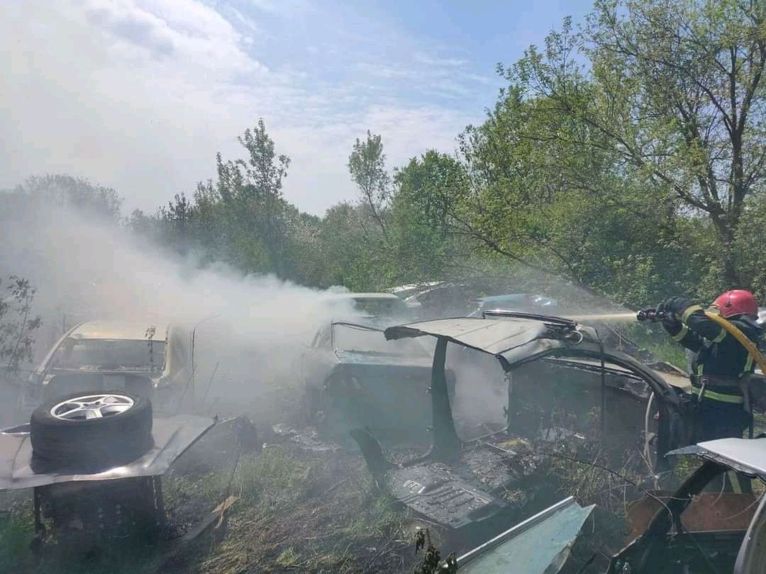 Горели дома, гаражи и транспорт: спасатели потушили пожары в Харькове